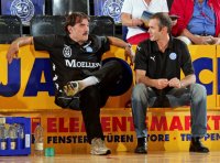 VfL-Trainer Sead Hasanefendic im Gespr�ch mit Gesch�ftsf�hrer Francois-Xavier Houlet.