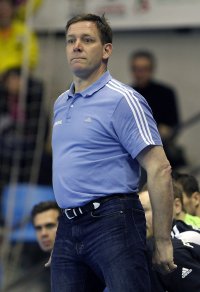 THW-Trainer Alfred Gislason gehen langsam die Spieler aus.