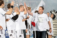 Abklatschen vor dem Spiel: Alfred Gislason und seine Mannschaft.