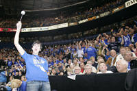 Der Gummersbacher Fanblock ist au�er sich: Bei der Finalrunden-Premiere dem�tigt der VfL den hochgelobten HSV Hamburg.