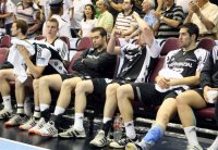 Drei Minuten fehlten zum gro�en Triumph: Leere Blicke auf der Bank des THW Kiel.