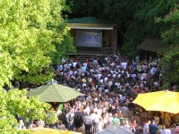 �ber 2.000 Fans fieberten in der Forstbaumschule mit dem THW Kiel.