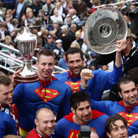 Die Superm�nner des THW Kiel und ihre beiden Troph�en.