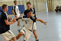 THW-Kreisl�ufer Tim Kreft wird von zwei Jugendnationalmannschaftsspielern  in die Mangel genommen.