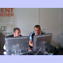 Christian Zeitz schaut sich seine Bilder an