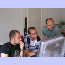 Igor Anic schaut sich seine Bilder an