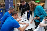 Dominik Klein und Thierry Omeyer schrieben flei�ig Autogramme.