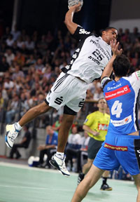 Duell der Neuzug�nge: Daniel Narcisse und Domagoj Duvnjak.