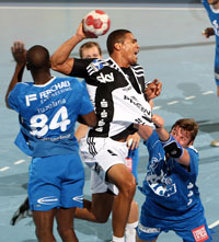 Robert Gunnarsson testet die Elastizit�t des Trikots von  Daniel Narcisse.