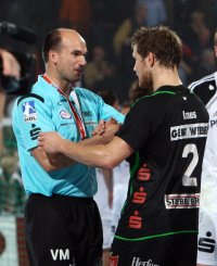 Freude bei TBV-Trainer Volker Mudrow und seinem "Matchwinner" Michael Kraus.