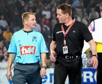 Alfred Gislason versuchte bei den Schiedsrichtern eine Erkl�rung f�r einige Pfiffe zu bekommen.