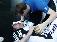 Christian Sprenger  liegt nach einem Schlag in den Magen am Boden.