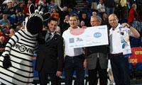 18.000 Euro spendeten der THW Kiel und die coop eG an das Kinderherzzentrum in Kiel.