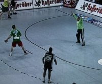 Die vielleicht spielentscheidende Szene:  Rojewski  tritt in der 59. Minute zum Strafwurf gegen Omeyer an - und verwirft.