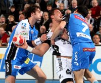 Hart packte die Hamburger Abwehr zu: In dieser Szene ist Momir Ilic der Leidtragende.