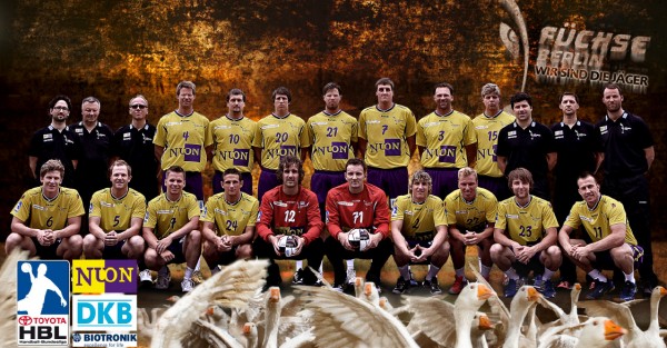 Hinten von links: Physioth. Kittmann, Betreuer Klavehn, Arzt Dr. Bentzin, Laen, Kubisztal, Schneider, Bult, G�de, Vatne, Langhans, Co-Trainer Haase, Athletik-Trainer Helm, Trainer Sigurdsson;