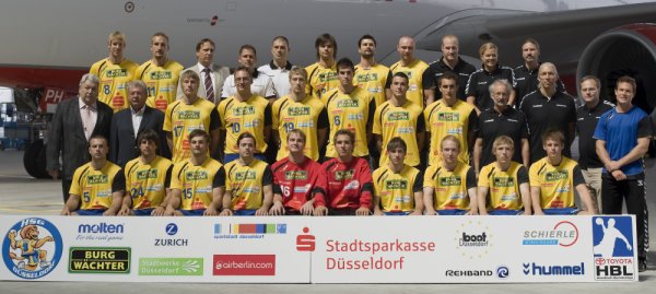 Ramota, Wei�, Kedzo, Roscheck, Backhaus, Arzt Dr. Pauly, Physioth. Schwellnus, Arzt Prof. Dr. Martin, Jugendkoord. Sieberger;Unten von links: Berblinger, Gruchalla, Kogut, Asgeirsson, Puhle, Clerque, Ranftler, Artmann, Artmann, Kronenberg