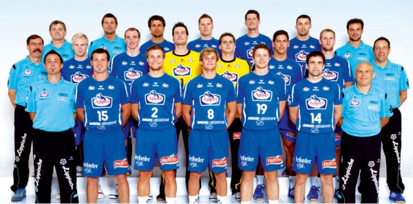 Oben von links: Co-Trainer Franke, Sportl. Leiter Stephan, Mocsai, Prei�, Kubes, Ilyes, Trainer Baur;Mitte von links: Mentaltrainer Conrady, Geirsson, Glandorf, Lichtlein, Galia, Hermann, Svavarsson, Fitness-Trainer Krome;