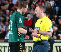 Diskussionsbedarf mit dem Schiedsrichter-Gespann hatte nicht nur GWD-Spielmacher Stephane Just.