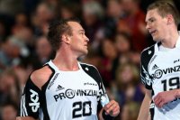 Textilprobe: Christian Zeitz zeigte Tobias Reichmann die nackte Schulter.