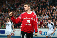 Peter Gentzels gro�er Derbymoment: Er parierte einen Siebenmeter von Lars Christiansen.