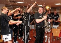 Bierdusche f�r den Trainer: Ausgelassen feierten die Zebras in der Kabine ihren Triumph.