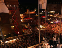 Bis weit nach Mitternacht feierten die Fans auf dem brechend vollen Rathausplatz.