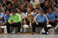 Henrik Lundstr�m musste auf der Bank der Rekonvaleszenten Platz nehmen.