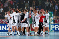 Abklatschen nach einem souver�nen Sieg: Der THW ist zur�ck an der Tabellenspitze.