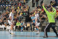 Thierry Omeyer gl�nzte in der Schlussphase als sicherer R�ckhalt. Hier h�lt er einen Wurf von Robert Gunnarsson.