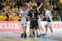 K�rpersprache am Freitag: Riesenjubel nach dem Schlusspfiff auf Kieler Seite, entt�uschte L�wen auf der Seite der Gastgeber.