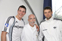Schon kurz nach dem Laufbandtest haben sich die beiden Au�enspieler der deutschen Handballnationalmannschaft wieder erholt: Linksau�en Dominik Klein  und Rechtsau�en Christian Sprenger. Dr. med. Klaus Peter  bei der Nationalmannschaft.