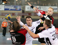 Nach anf�nglichen Schwierigkeiten bekam die Kieler Abwehr TuS-Kreisl�ufer Frank L�ke immer besser in den Griff.