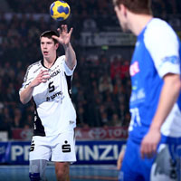 Kim Andersson kommt immer besser in Fahrt  nach seiner langen Verletzung. Gegen den DHC Rheinland erzielte der Linksh�nder f�nf Treffer, bereitete etliche Tore vor und spielte auch wieder in der Abwehr.