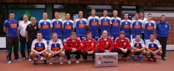 Oben von links: Manager Klintworth, Betreuer Bahr, Physioth. Breuer, Krewenka, Clemens, Waryas, Co-Trainer Heinemann, Stumps, Czaplinski, Meyn, Koch, Tetzlaff, Trainer Malmon, Kratzenberg, Torwart-Trainer Meyer; 
