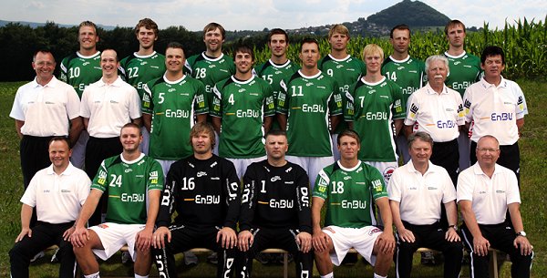 Oben von links: Kaufmann, Gutbrod, Horak, Haa�, Sp�th, Anusic, Thiede;Mitte von links: Physioth. Hummel, Physioth. M�ller, Oprea, Kneule, Mrvaljevic, Sch�ne, Betreuer Heinrich, Trainer Petkovic;