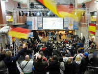 Volle "R�nge" und gute Stimmung bei 400 Handballfans im  Kieler Bahnhof.