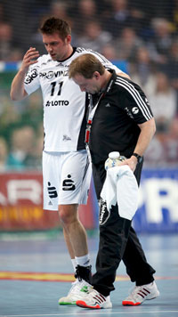 Schock f�r den THW Kiel: Mit einer Knieverletzung schied Christian Sprenger Anfang  der zweiten Halbzeit aus.