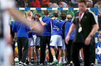 Ein Bild mit Seltenheitswert in der Sparkassen-Arena-Kiel: Am Ende feiern die G�ste.