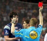 Nach einem griff in den Wurfarm von Christian Zeitz bekam Duvnkjak zu Recht die Rote Karte gezeigt.
