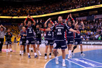 Die Flensburger bedanken sich nach dem Sieg bei ihren Fans.