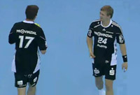 Im zweiten Durchgang gemeinsam im R�ckraum: Daniel Kubes und Aron Palmarsson.