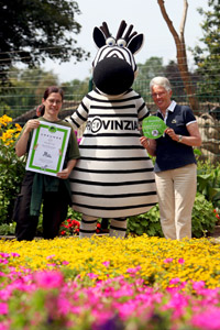 v.l.n.r.: Dr. Gabriele Ismer, Hein Daddel, Monika Prall, Mitinhaberin des Tierparks Gettorf.