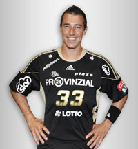 Dominik Klein pr�sentiert das neue schwarz-goldene THW-Trikot f�r die kommende Champions-League-Saison.