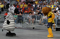 Hein Daddel und Conny sorgten auch w�hrend des Spiels f�r Unterhaltung auf den R�ngen.