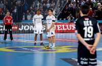 Das Spiel begann mit einer Schweigeminute f�r Bernd und Reiner Methe.