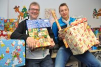Frank Henke und Filip Jicha mit einem Berg an Geschenken f�r hilfebed�rftige Kinder.