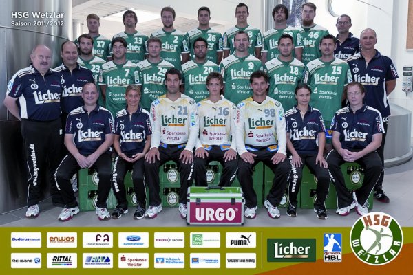 Oben von links: Loh, Jungwirth, Schmidt, Hahn, Salzer, Harmandic, Kristjansson, Arzt Thiel; Mitte von links: Betreuer Thei�, Arzt Kettrukat, F�th, Rompf, Friedrich, Chalkidis, Valo, M�ller, Mraz, Trainer Chalepo; 
