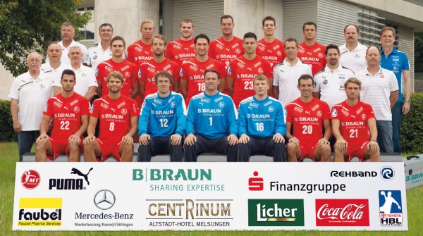 Physioth. Siebert, Physioth. Hottenrott, Arzt Sostmann; Vorne von links: Allendorf, Schweikardt, Sandstr�m, Kelentric, Lauterbach, Karipidis, Zufelde