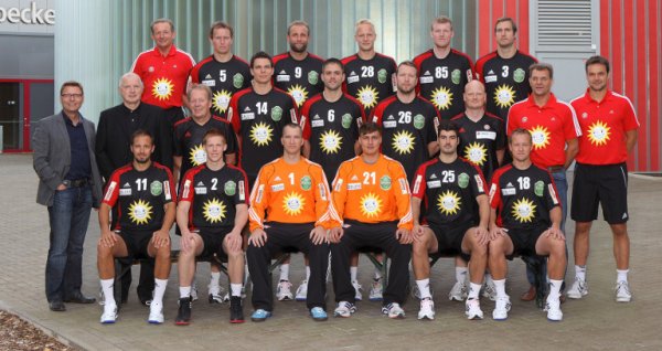 Oben von links: Co-Trainer Borgmann, L�ke, Siodmiak, Niemeyer, Reme, Gustafsson;  Mitte von links: Sponsor Gauselmann, Gesch�ftsf�hrer K�lling, Betreuer Kleine, Schr�der, Vukovic, Just, Physioth. Abt, Teammanager Feric,